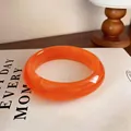 Détail rapproché de ce bracelet jonc en acrylique marbré orange géométrique - Orange