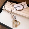 Vue macro détaillée du pendentif géométrique minimaliste en résine et bois sur plateau - Style de Rectangle Imbriqué (6) / Marron