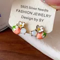 Vista dettagliata di orecchini a lobo fragola con fiore bianco e ago in argento S925 per donna - Oro-Rosa-Bianco (Placcato Oro 18K)