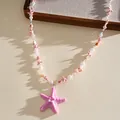 Détail du pendentif étoile de mer en résine rose et chaîne perlée pour collier d'été. - Rose