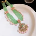 Vista detallada de un collar vintage de varias vueltas con cuentas verdes y detalles en rosa. - Collar / Verde-Rosa