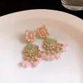 Elegantes pendientes largos vintage con resina rosa y detalles verdes - Pendientes / Oro-Rosa