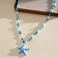 Détail du collier étoile de mer en résine bleue avec perles blanches et perles bleues - Bleu
