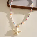 Détail d'un collier étoile de mer en résine avec des perles colorées et un style marin. - Blanc