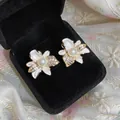 Elegantes pendientes de flor en esmalte blanco con perla y circonitas brillantes. - Floral (HE33114) / Oro-Blanco