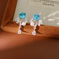 Boucles d'oreilles en argent avec cristaux cubes bleus, perles et zircons gouttes roses. - Style de tige d'oreille en argent / Bleu