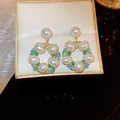 Élégantes boucles d'oreilles couronne rétro avec perles et cristaux colorés en boîte - Clous Perles Strass Couronne (Tige Argent) / Or