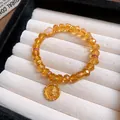Nahaufnahme eines Bernstein-Kristallperlenarmbands mit Goldanhänger und rosa Herzperle. - Statuenrelief-Vintage-Stil (36#) / Echt Vergoldet / Gold - Champagner