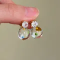 Dettaglio di orecchini a sfera a pois colorati con perni in zircone scintillante oro - Stile con Pois Colorati (HE34206) / Oro-Bianco