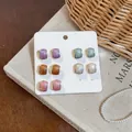 Dettaglio di cinque paia di orecchini a lobo quadrati in smalto colorato su carta - #2 Aghi D'argento - Bianco - Rosa - Blu - Viola - Marrone (set Da 10 Pezzi)
