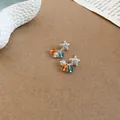 Detailopname van zilveren zeester oorknopjes met kleurrijke bungelende kristal kralen - 925 zilveren naald / Oorbellen-Blauw-Oranje