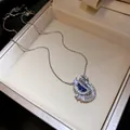 Vue détaillée d'un collier pendentif cygne de luxe avec zircons dans un coffret - Pendentif Cygne (HN12524) / Argent-Bleu