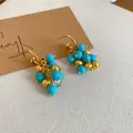 Elegante 18 Karat vergoldete Ohrringe mit türkisfarbenen Harzperlen und Zirkonia-Quasten - Quasten-Ohrstecker Mit Silber Ohrringpfosten (HE34245) / Gold-Blau