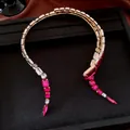 Primo piano di una collana geometrica vintage con cristalli rossi e bianchi su montatura d'oro. - Rosa