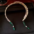Primo piano della collana vintage geometrica dorata con cristalli verde smeraldo e chiari - Verde