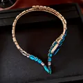 Dettaglio di una collana vintage geometrica con strass blu e verde acqua brillanti - Blu