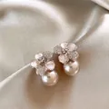 Elegante bloemen parel oorknopjes met roze bloemblaadjes en fijne ingelegde strass - Stalen pin stijl / Wit-Goud