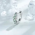 Eleganter Knorpelohrring aus silbernem Titanstahl mit minzgrünen Zirkonia-Steinen - Creolen-Stil (A1405-5) / Einzelstück / Mintgrün