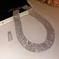 Vista dettagliata che mostra la brillantezza della collana e degli orecchini di strass - Set Collana e Orecchini (Argento)