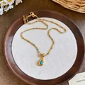 Vista detallada de un collar chapado en oro de 18k con un colgante de gota turquesa - 1 Pieza (Cadena de Clavícula) / Collar de Gota de Agua Oro-Azul