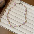 Collier de fleurs en perles de verre colorées dans une boîte à bijoux de luxe - Collier / Violet