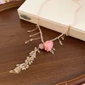 Dettaglio collana con pendente rosa stabilizzata, perline rosa e catenine dorate - Rosa (Catena d'Oro)