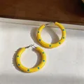 Orecchini a cerchio giallo vibrante con pois blu e perni in argento ipoallergenici - Giallo / 4cm
