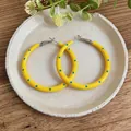 Orecchini a cerchio gialli con pois blu e chiusura a perno in argento sterling 925 - Giallo / 5cm