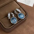 Dettaglio di orecchini a clip blu cielo stellato stile francese con finitura argento - Orecchini a clip / Argento