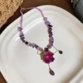 Détail d'un collier de perles violettes avec un pendentif en forme de rose rose - Style de Pierre Concassée d'Améthyste (HN12297) / Violet