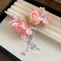 Primo piano della molletta per capelli con fiori rosa, nappe di perle e mughetto per lei - Rosa Rosa Mughetto / Rosa