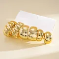 Detailansicht eines 6-teiligen goldenen Ohrring-Sets mit gedrehten Texturen - 6er Set / Gold