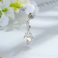 Élégant piercing de cartilage en titane avec son pendentif fraise étincelante en cœur - Clou d'Oreille Unique / Blanc (A1406-1)