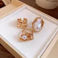 Elegante set van dikke gouden ringen met onregelmatige parels in niche designstijl - 3-delige set / Goud/Wit