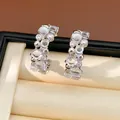 Dettaglio degli orecchini a C in argento con zirconi e resina dal design elegante. - Stile a Forma di C con Perno in Argento / Argento