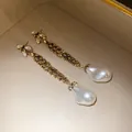 Détail rapproché de boucles d'oreilles épi de blé vintage avec perles baroques et strass - Boucles d'Oreilles Uniquement (Sans Collier) / Or antique