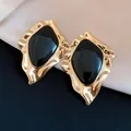 Detail of vintage irregular geometric stud earrings with black enamel and gold finish - Irregular Geometric Style (HE34173) / Gold-Black