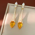 Dettaglio degli orecchini a goccia placcati in oro 18k con zirconi gialli a pera - Stile Goccia d'Acqua Lunga (HE34099) / Oro