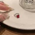 Dettaglio di un clip per orecchio vintage non forato con pietra rossa quadrata - Pezzo Singolo / Articolo singolo / Argento & Rosso