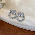 Primo piano dettagliato di orecchini a farfalla con zirconi cubici scintillanti - Design a Farfalla / Argento