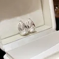 Élégantes boucles d'oreilles créoles en argent avec motif hexagonal et zircons clairs - Style Géométrique Français (HE32608) / Argent