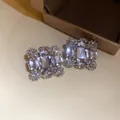 Exquisite Details von übergroßen Kristall-Ohrsteckern mit schimmernden Akzenten - Clip-Ohrringe / Silber