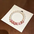 Elegante bracciale in stile coreano con perle bianche e pietre rosa occhio di gatto - Stile 2 (HB5488)