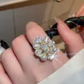 Funkelnder 14k vergoldeter Blumenring mit Tropfenperlen und Marquise-Zirkonia-Steinen - Gold-Weiß