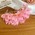 Détail d'une épingle à cheveux florale rose élégante pour coiffure traditionnelle. - Rose