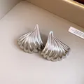 Dettaglio degli orecchini in metallo color argento con trama a ventaglio pieghettato. - Stile Plissettato a Ventaglio / Ago d'argento / Argento