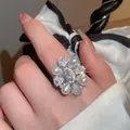 Französischer 14k vergoldeter Blumenring mit Tropfenperlen und Zirkonia-Steinen - Silber-Weiß