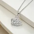 Dettaglio ravvicinato di una collana con ciondolo a cigno scintillante - Collana Con Cigno Bianco E Argento