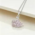 Primo piano di un ciondolo a cigno con zirconi rosa e bianchi su una catena d'argento - Collana Con Cigno Rosa E Argento