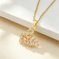 Vista dettagliata di una elegante collana con ciondolo a cigno dorato con pietre rosa. - Collana Con Cigno Rosa E Oro